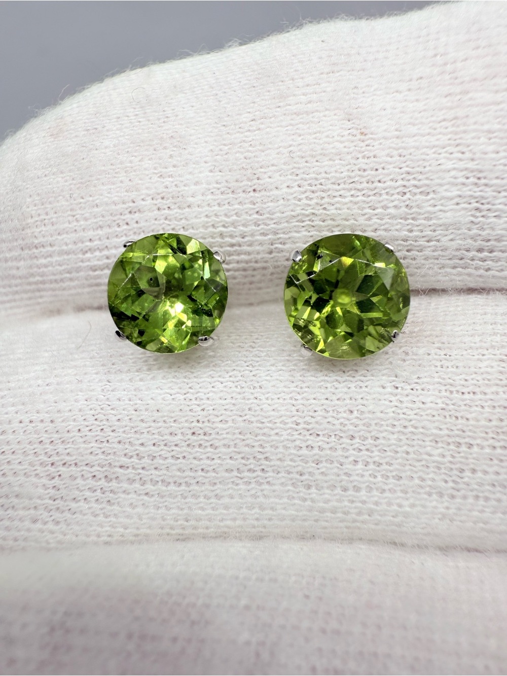 ✨ Stunning 14k White Gold Natural Peridot Stud Earrings! ✨